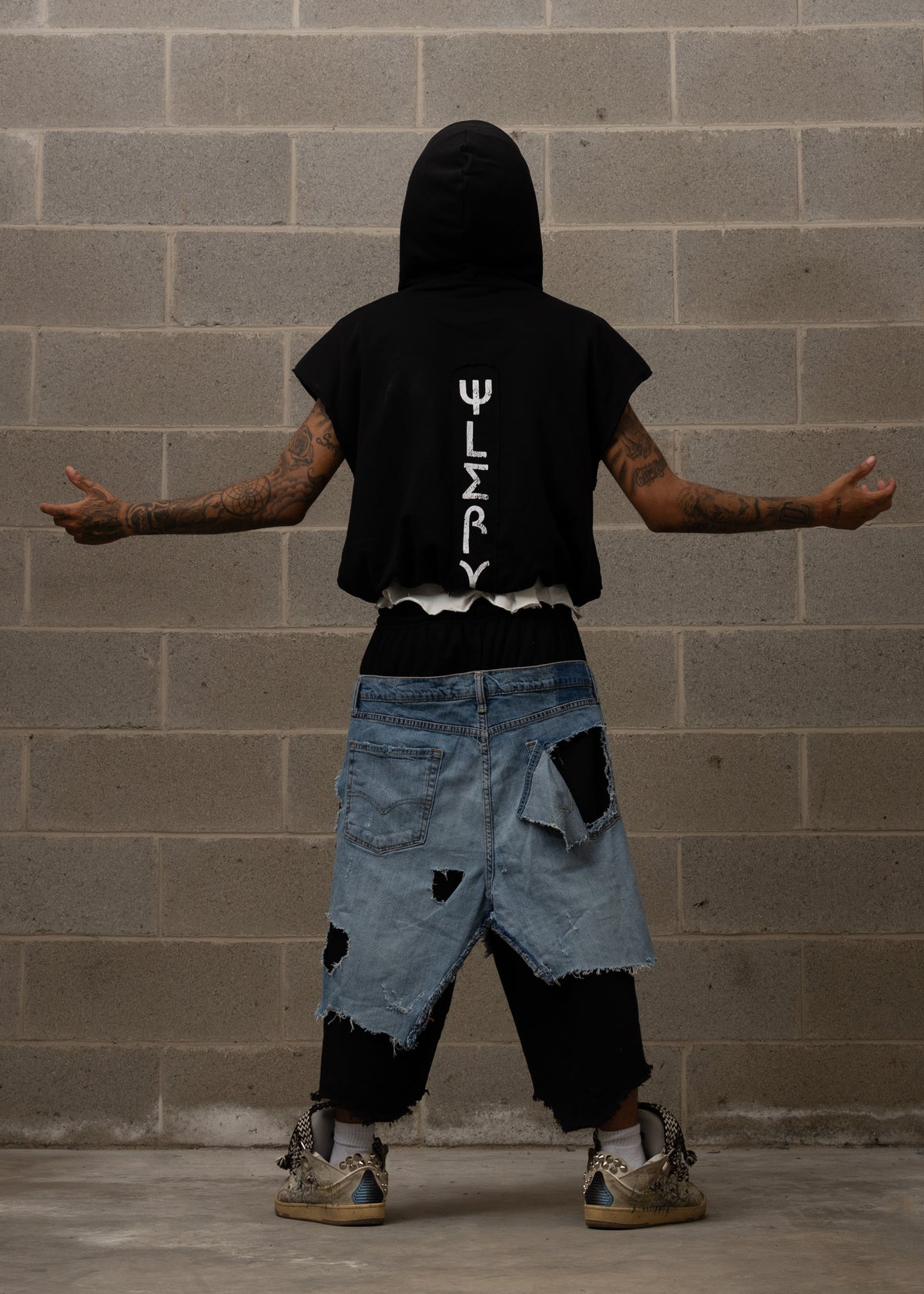 WLRY BLACK PADDED SLEEVELESS HOODIE