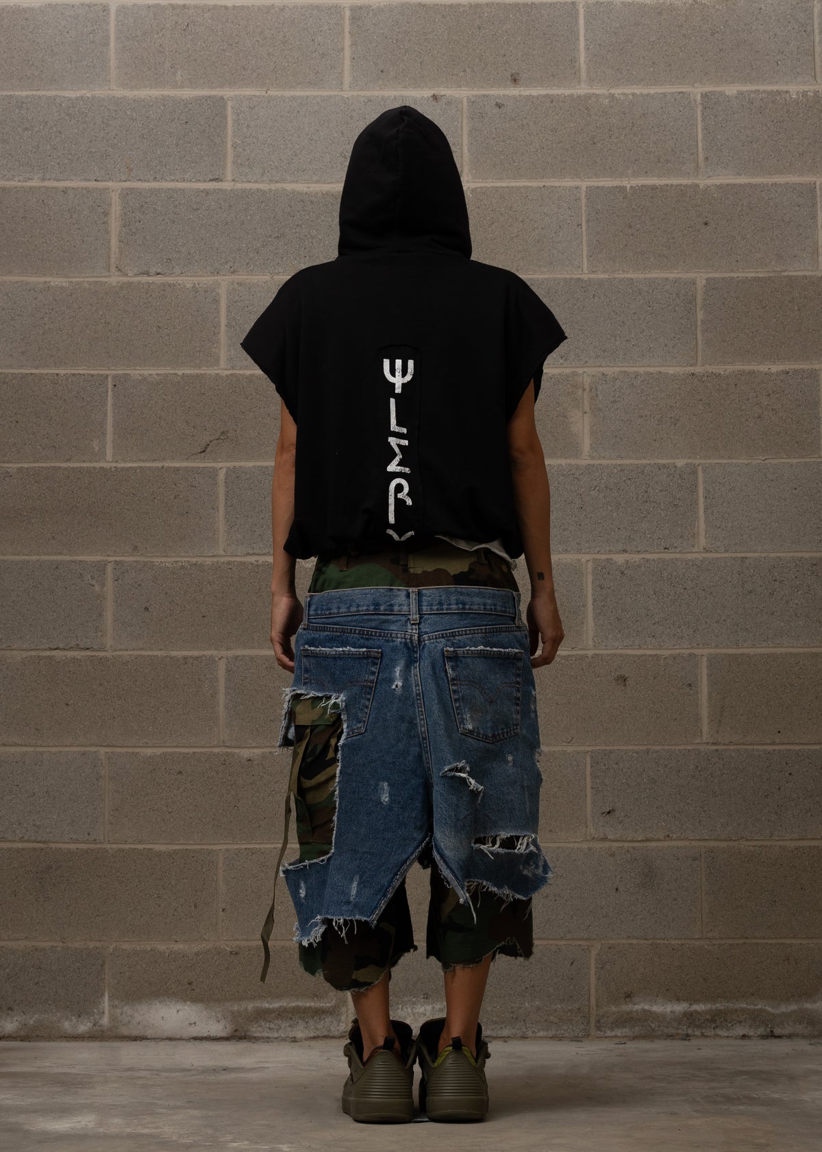 WLRY BLACK PADDED SLEEVELESS HOODIE